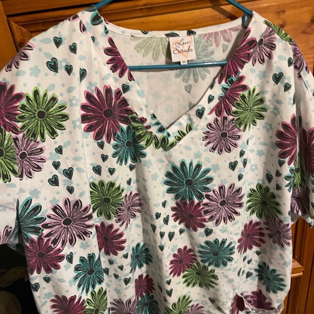 Women’s scrub top white with flowers